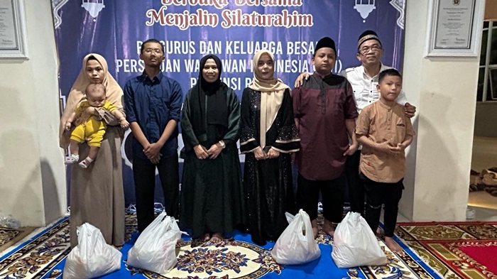 Dihadiri Tiga Mantan Gubernur, Berbuka Bersama PWI Riau Santuni Anak Yatim dan Janda Wartawan